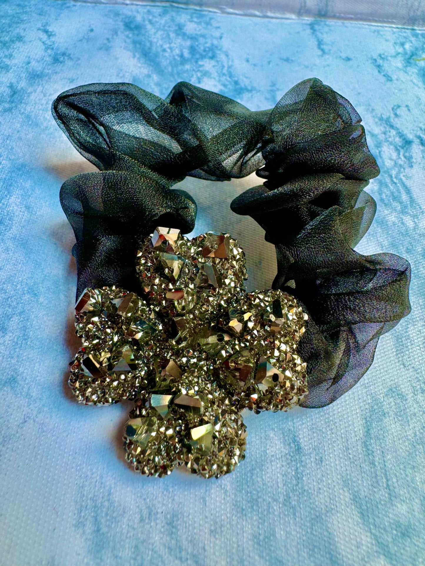 J242N Scrunchie premium cabello flor negra embutido cristal brillante