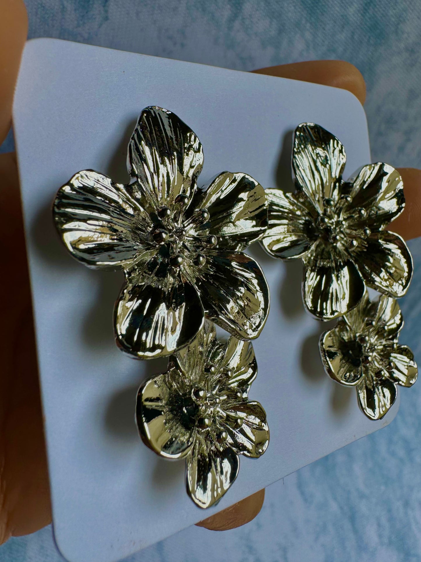 E425 Aretes flor plateada enchapado 4 cm