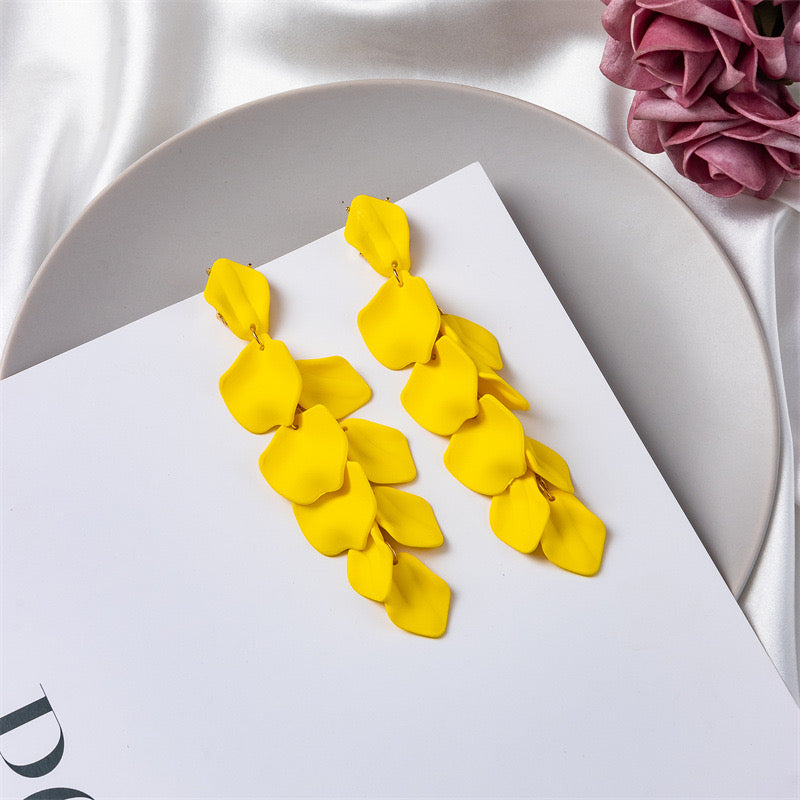 E7119 Aretes petalos amarillo en caída de cascada elegantes mate acrílico 11cm