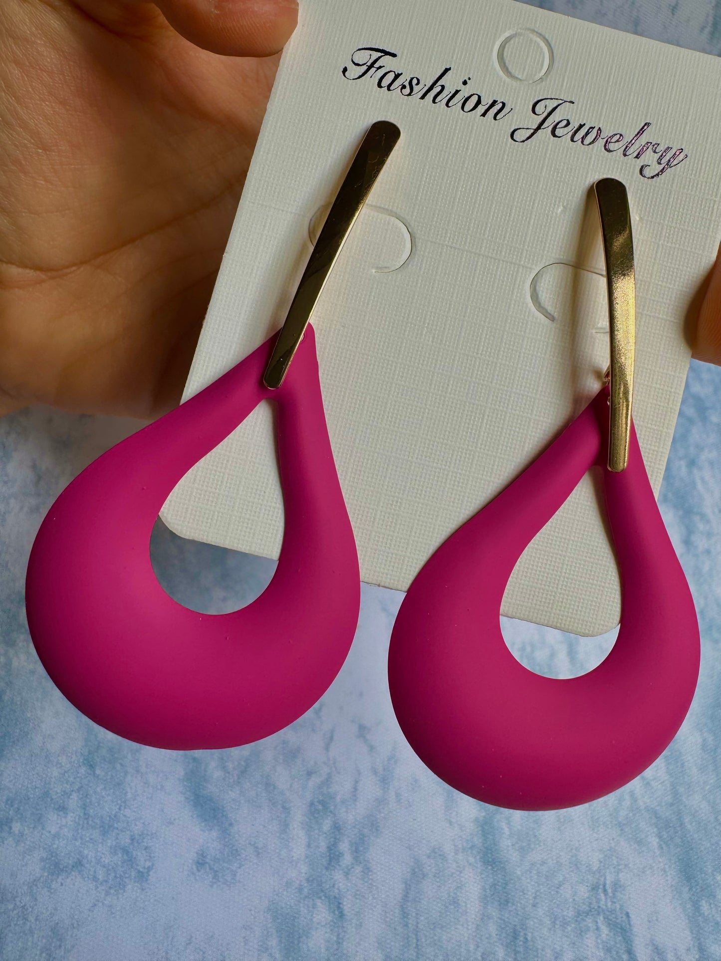 E1424 Aretes rosas gota aleación esmaltado 8cm