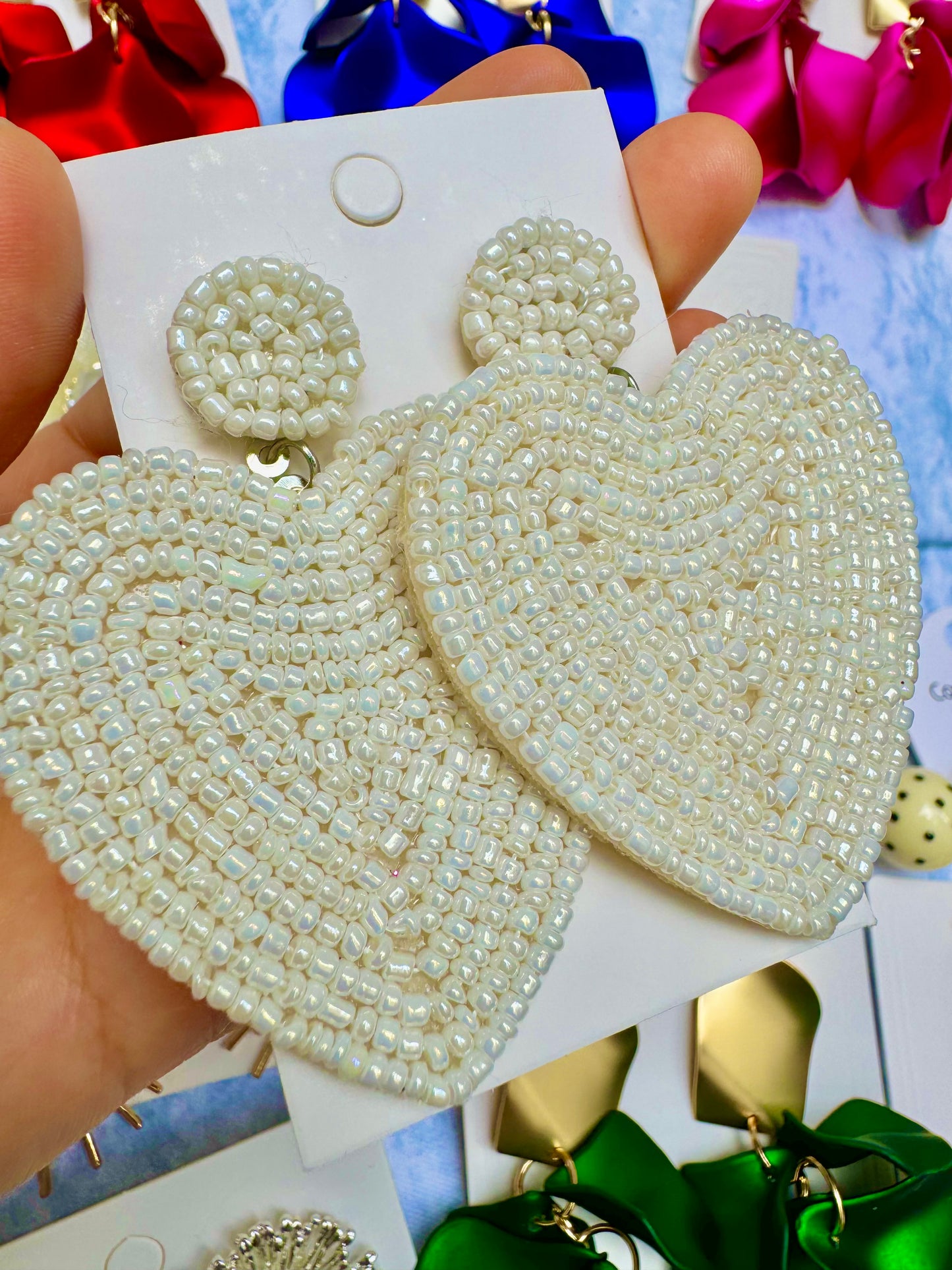 E1876 Aretes corazon bordado chaquira brillosa hechos a mano 6.5cm