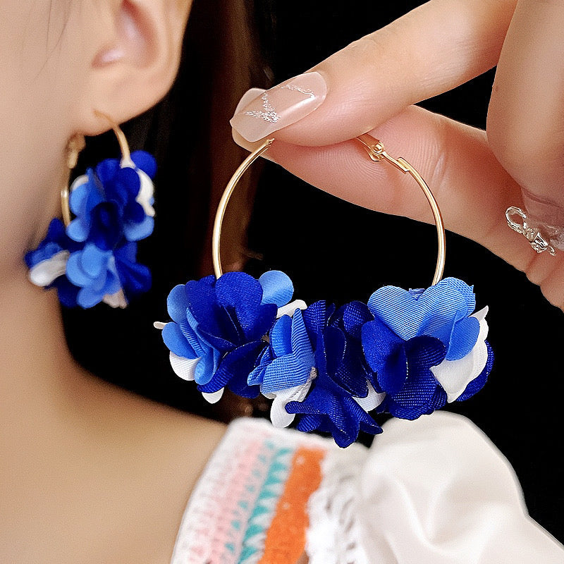 E5890 Arracadas floreadas en tonos azul aguja de plata aleacion 6cm