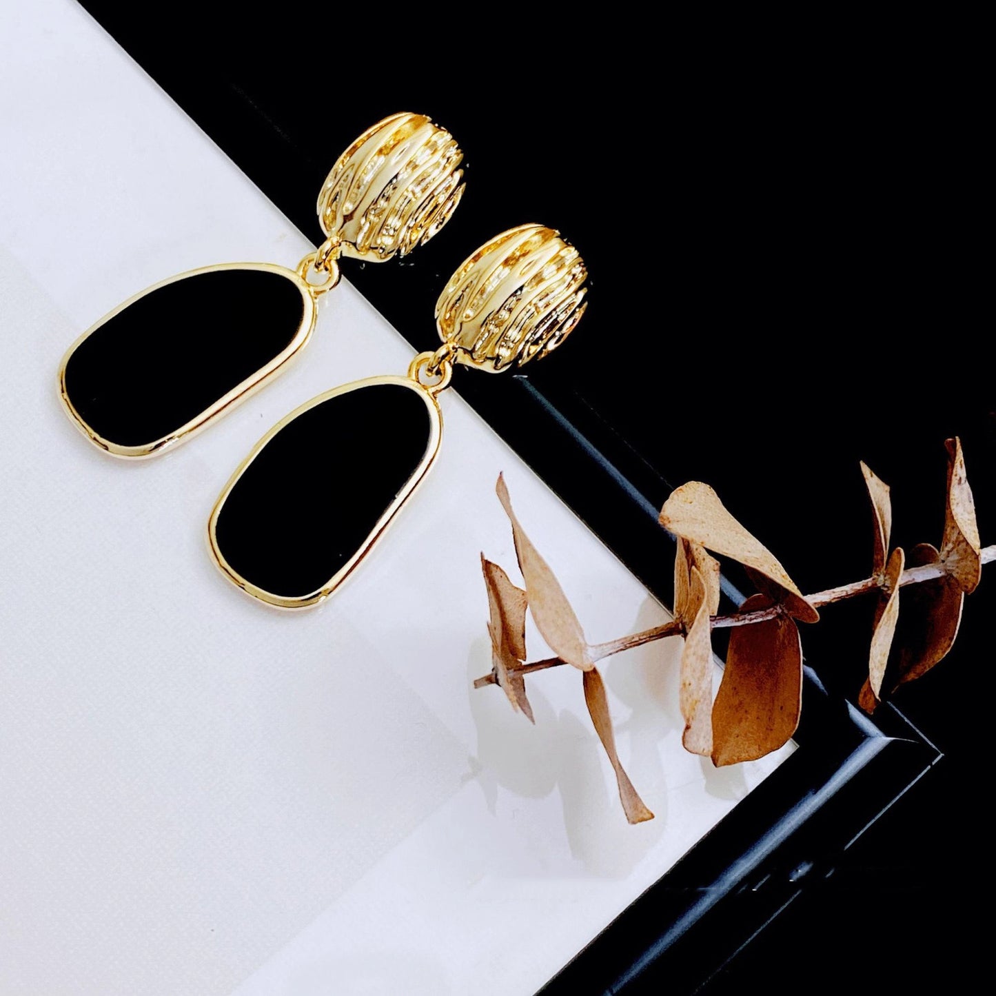 E5833 Aretes negros con dorado colgantes aleacion 5cm