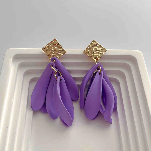 E44L Aretes pétalos ligeros morado resina