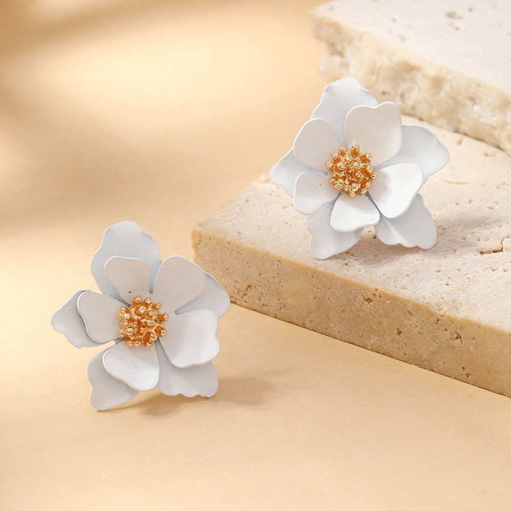 J476B Aretes flor blanca aleacion 2cm