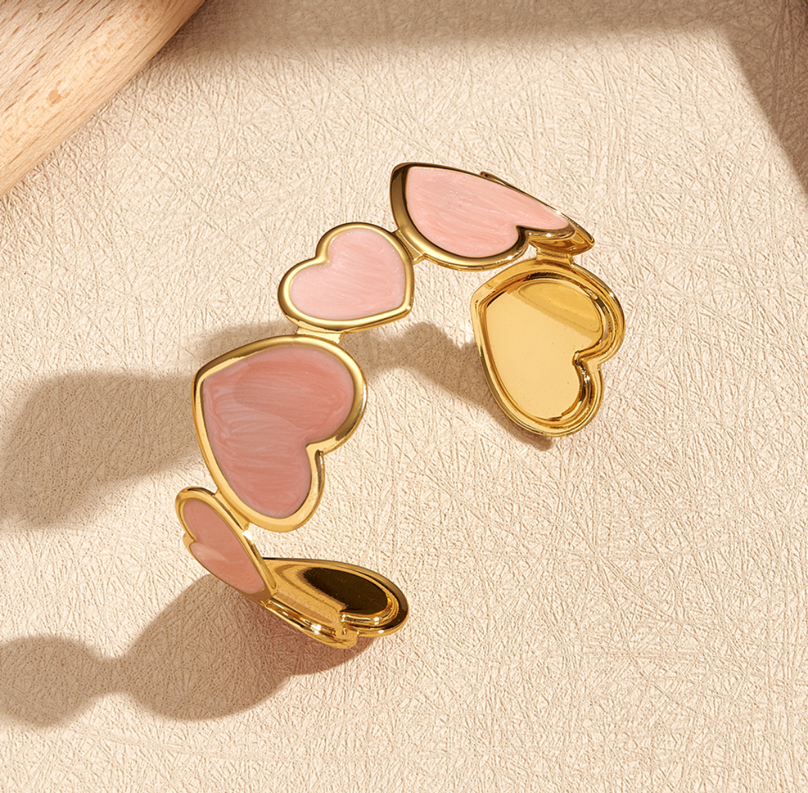 B596 Brazalete corazones rosas acero inoxidable abierto