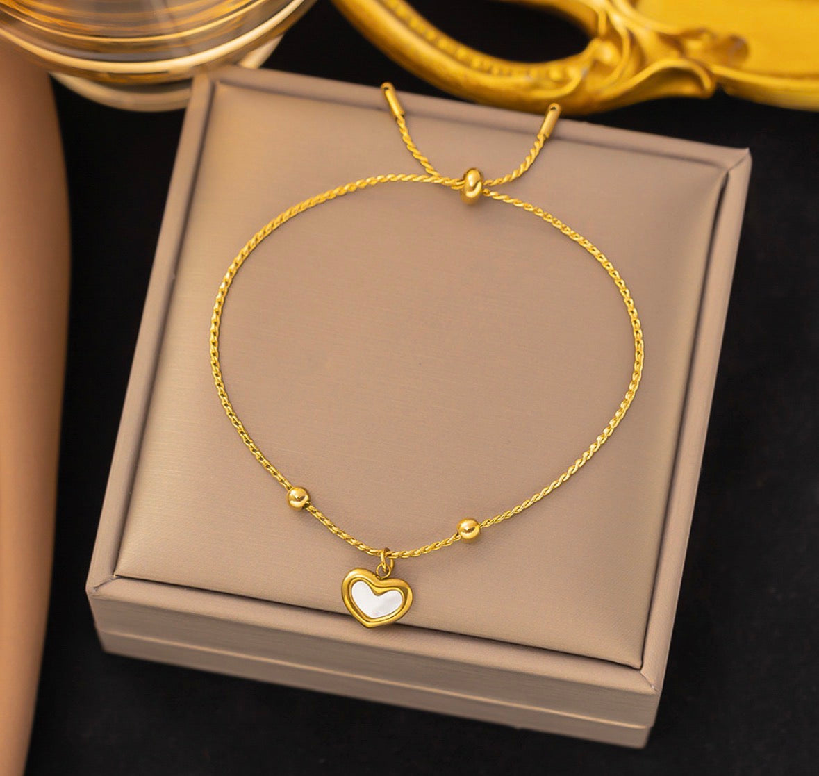 B824 Pulsera corazon blanco dorada ajustable acero inoxidable