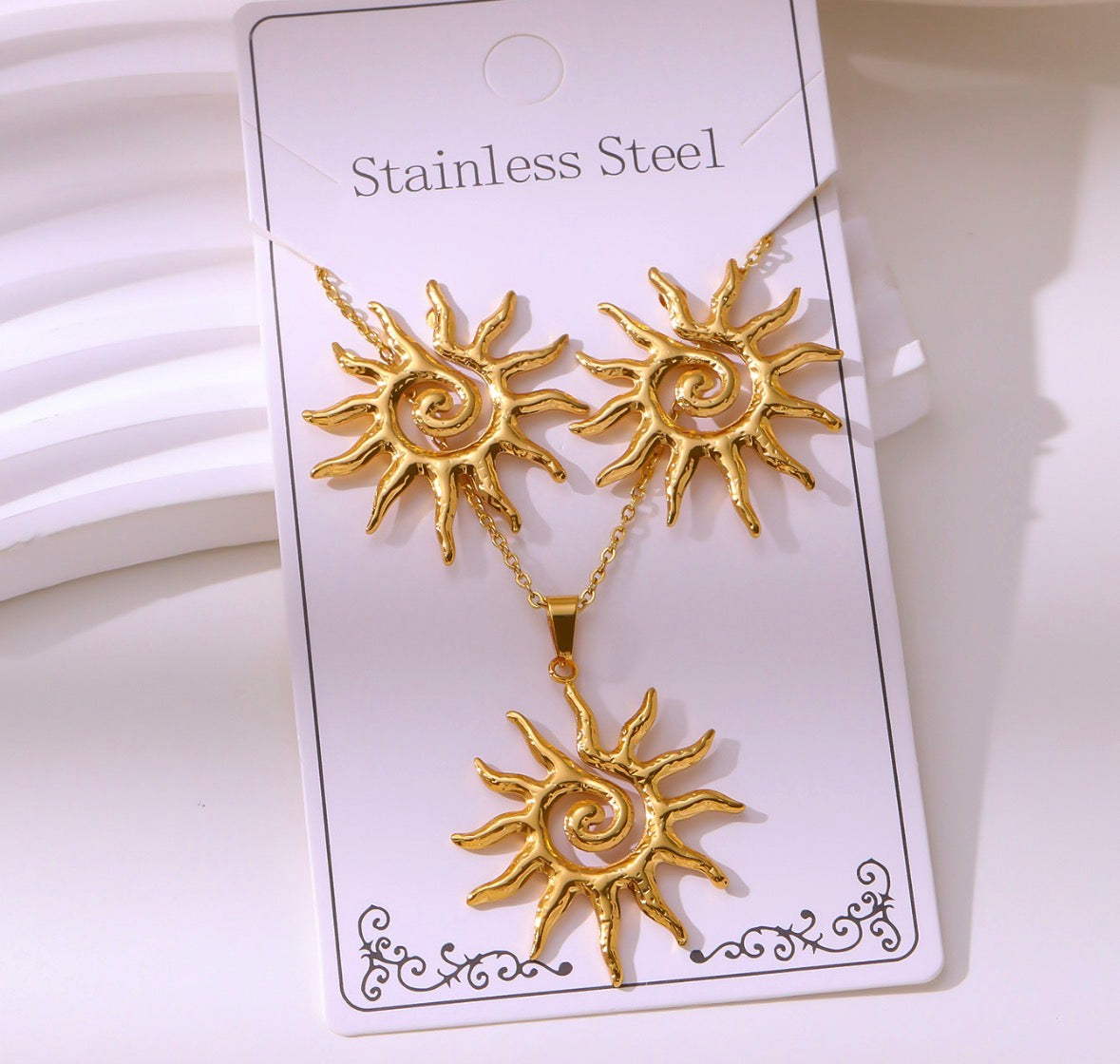 C1585 conjunto de collar y aretes sol dorado acero inoxidable 24cm largo 4cm dije