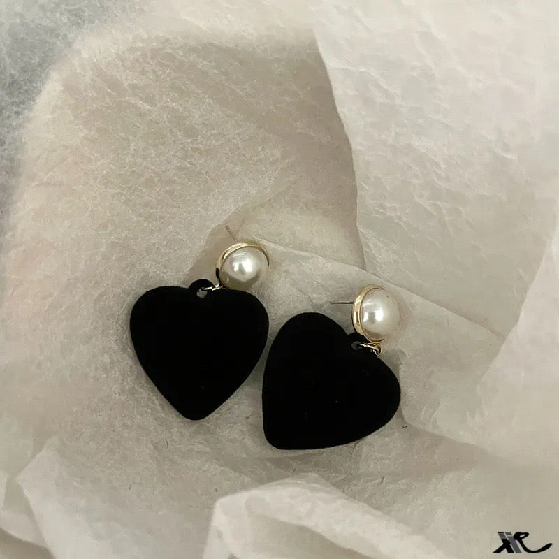 E4400 Aretes corazón negro FLOC 3cm