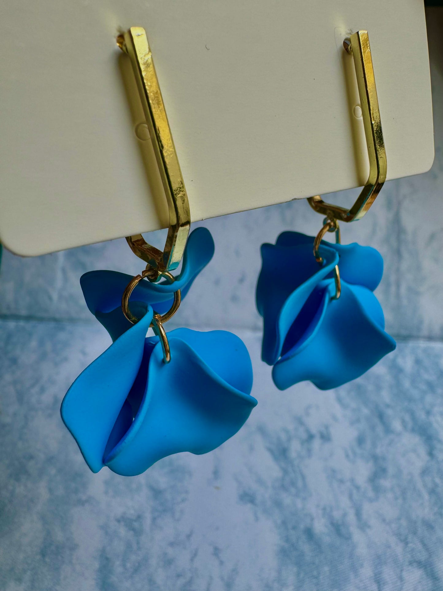 E1428A Aretes pétalos acrílico azul poste de plata 6.5 cm ligero