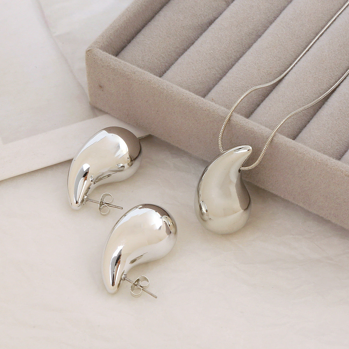 C1030 Conjunto collar aretes gota plateada cubierto de cobre 24cm largo 2cm dije