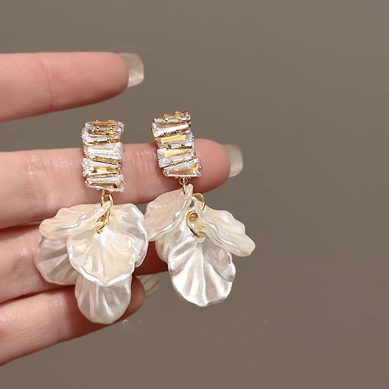 E5015 Aretes pétalos blancos cristales brillantes aleacion 5,5cm