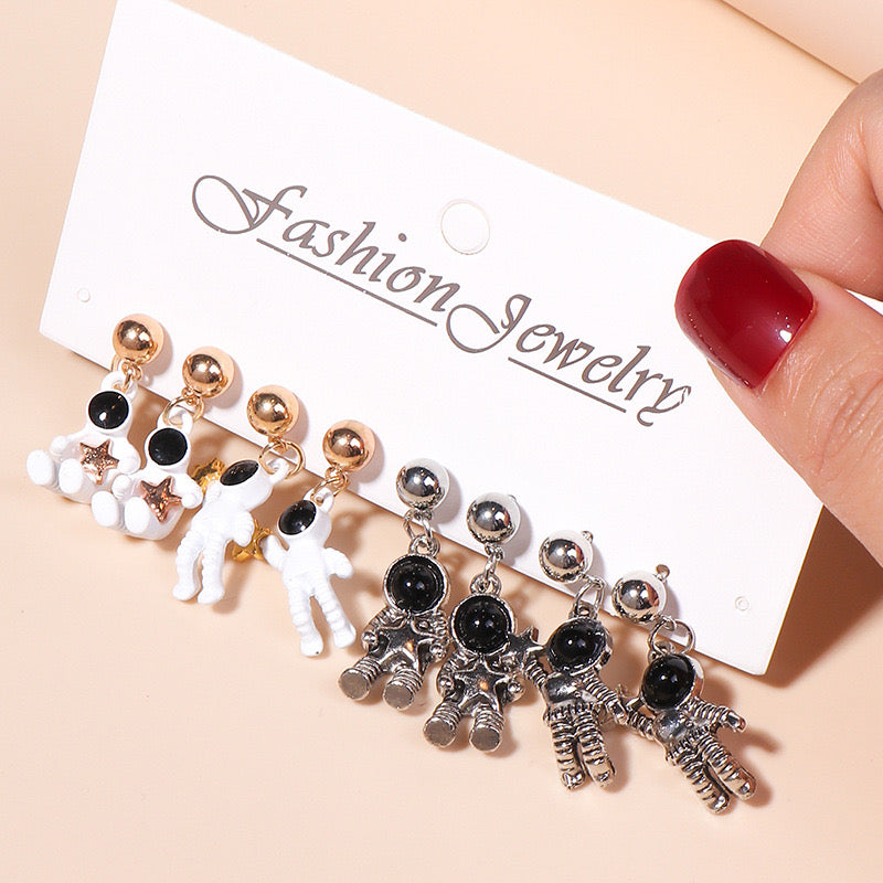 E2353 Conjunto de 4 pares de aretes astronauta aleacion esmaltado 2.5cm