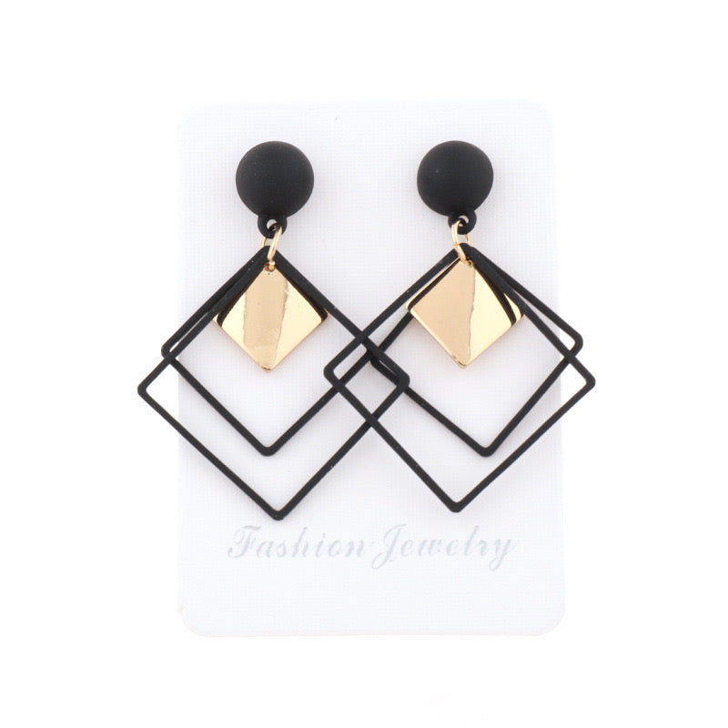 E3702 Aretes rombo negro aleacion 4.5cm