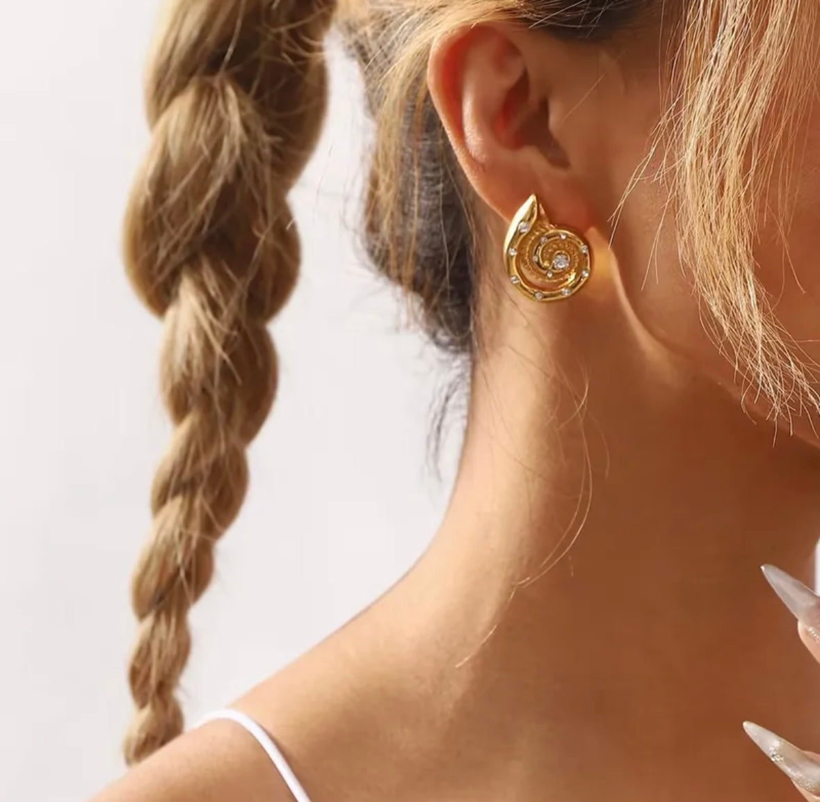 E2518 Aretes concha acero inoxidable chapado en oro 18k 2.5cm