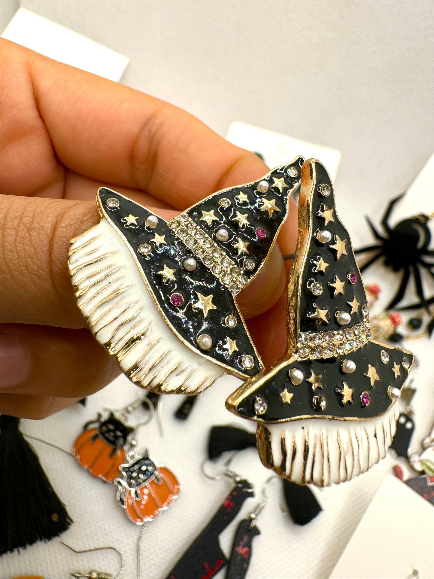 J63 Aretes sombrero bruja metal esmaltado brillitos 4cm