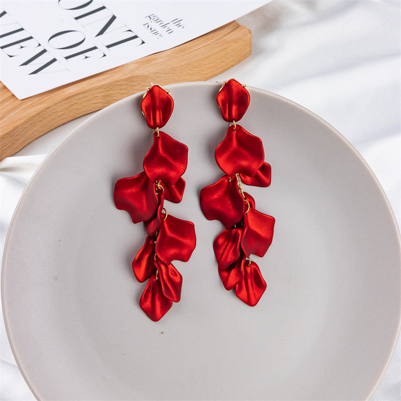 E4905 Aretes pétalos rojos colgantes esmaltado aleacion 12cm