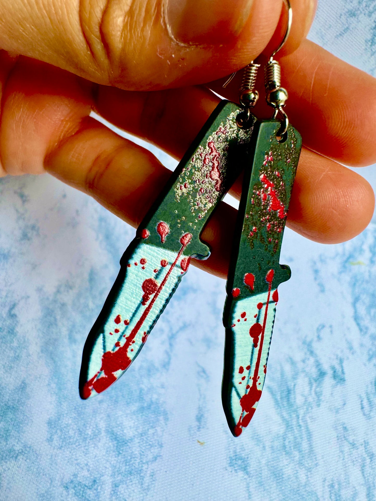 E1780 Aretes cuchillo sangriento resina plástica 6.5cm