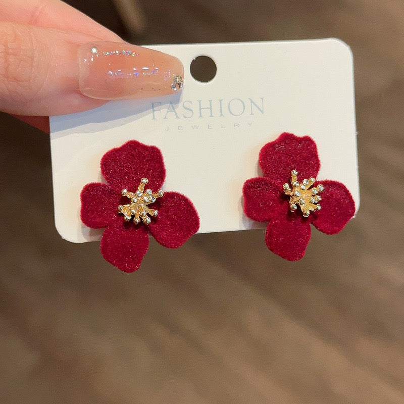 E5819 Aretes flor roja gamuza aleacion 3cm