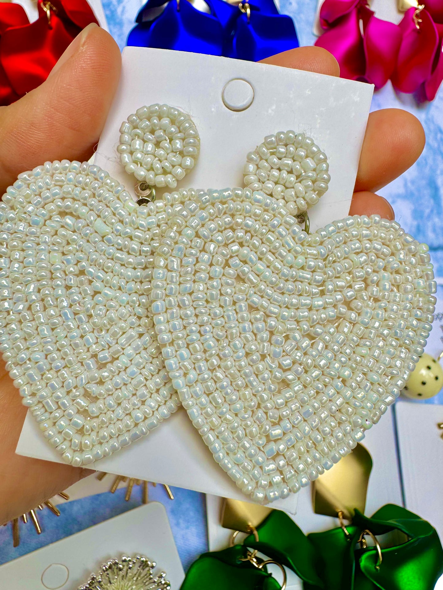 E1876 Aretes corazon bordado chaquira brillosa hechos a mano 6.5cm
