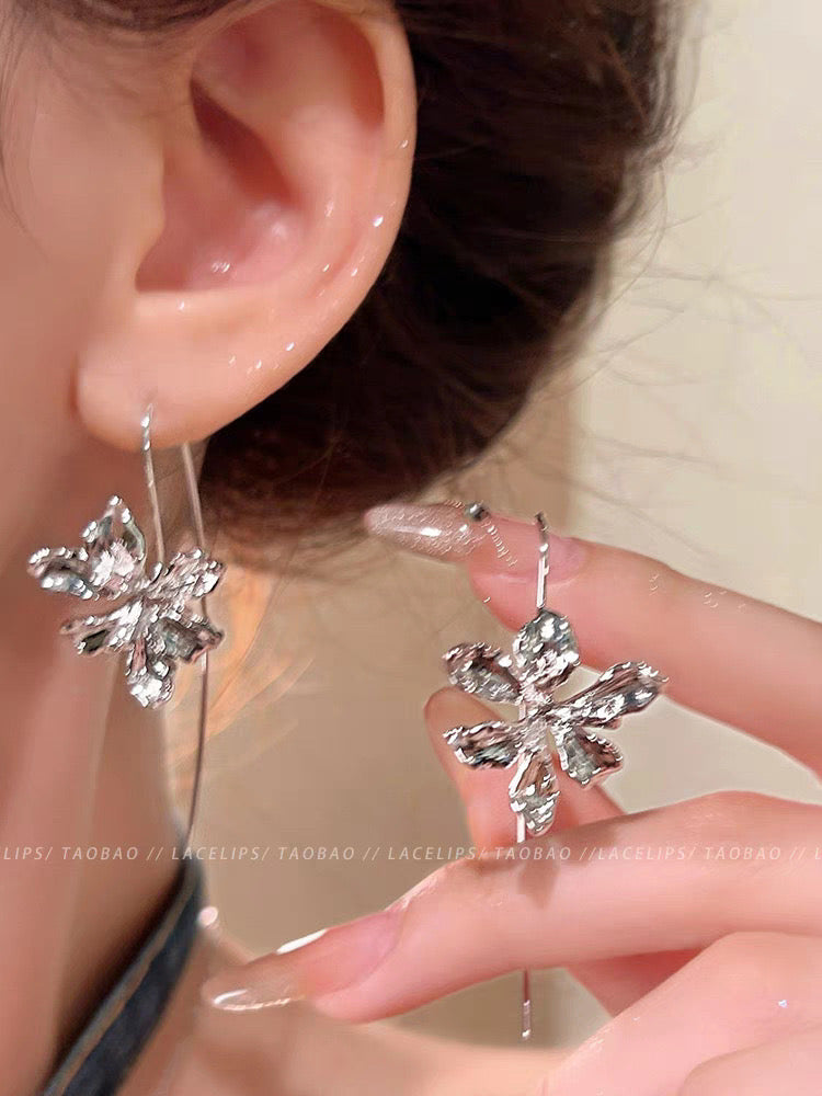 E5891 Aretes flor plateada colgante aleacion 6cm