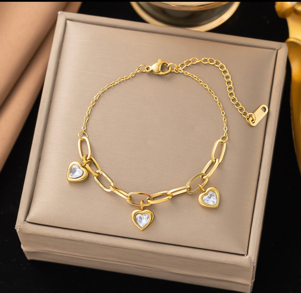 B680 pulsera corazones brillantes dorada acero inoxidable 22cm