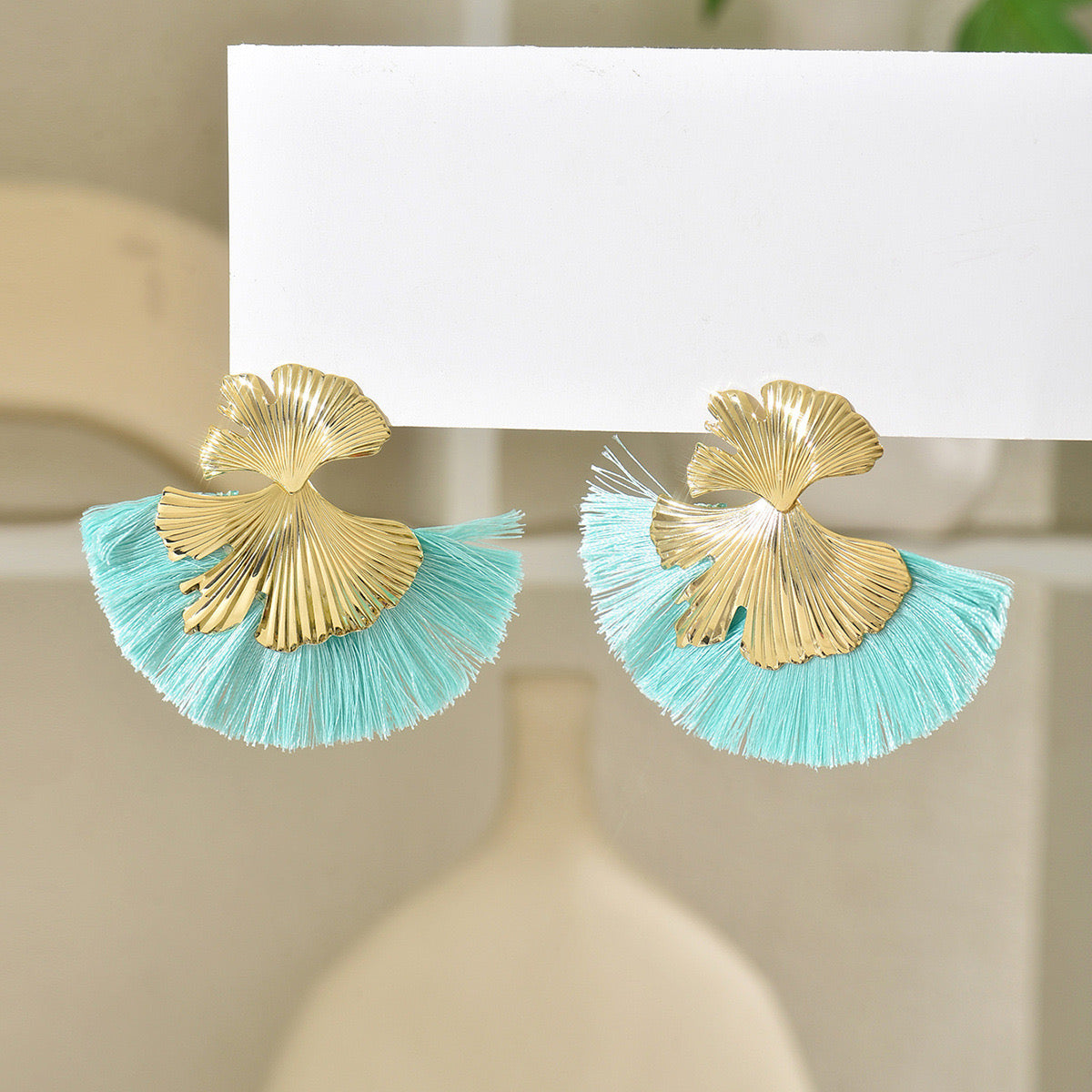 E7114 Aretes con diseño de hoja de Ginkgo y flecos azul claro en abanico aleacion 6cm