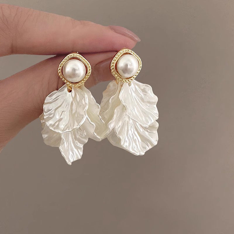 E5012 Aretes pétalos blancos esmaltado aleacion 5cm