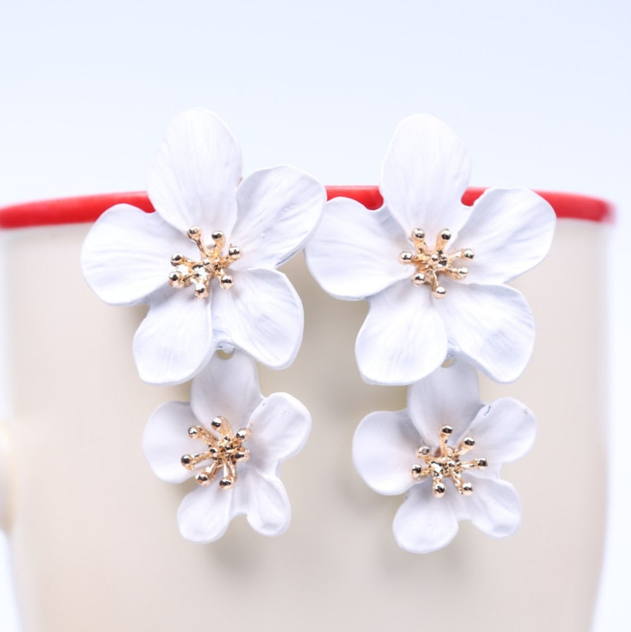 019 Aretes flores blancas doble aleacion esmaltado