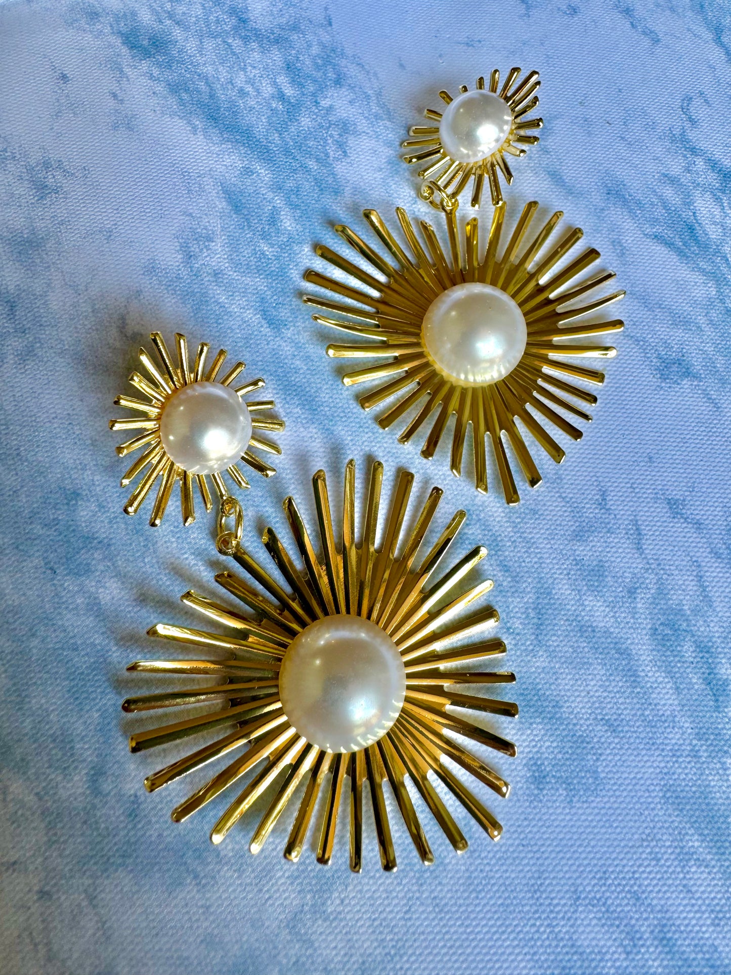 E1784D Aretes corazón dorado rayos enchapado embutido perla 7.5 cm