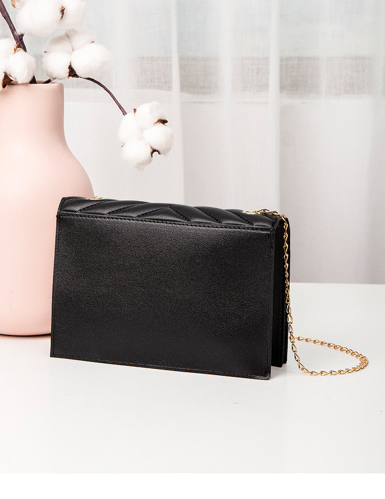 CR61 Bolso negro cuero sintetico ebilla magnetica alto 13cm largo 20cm ancho 5cm