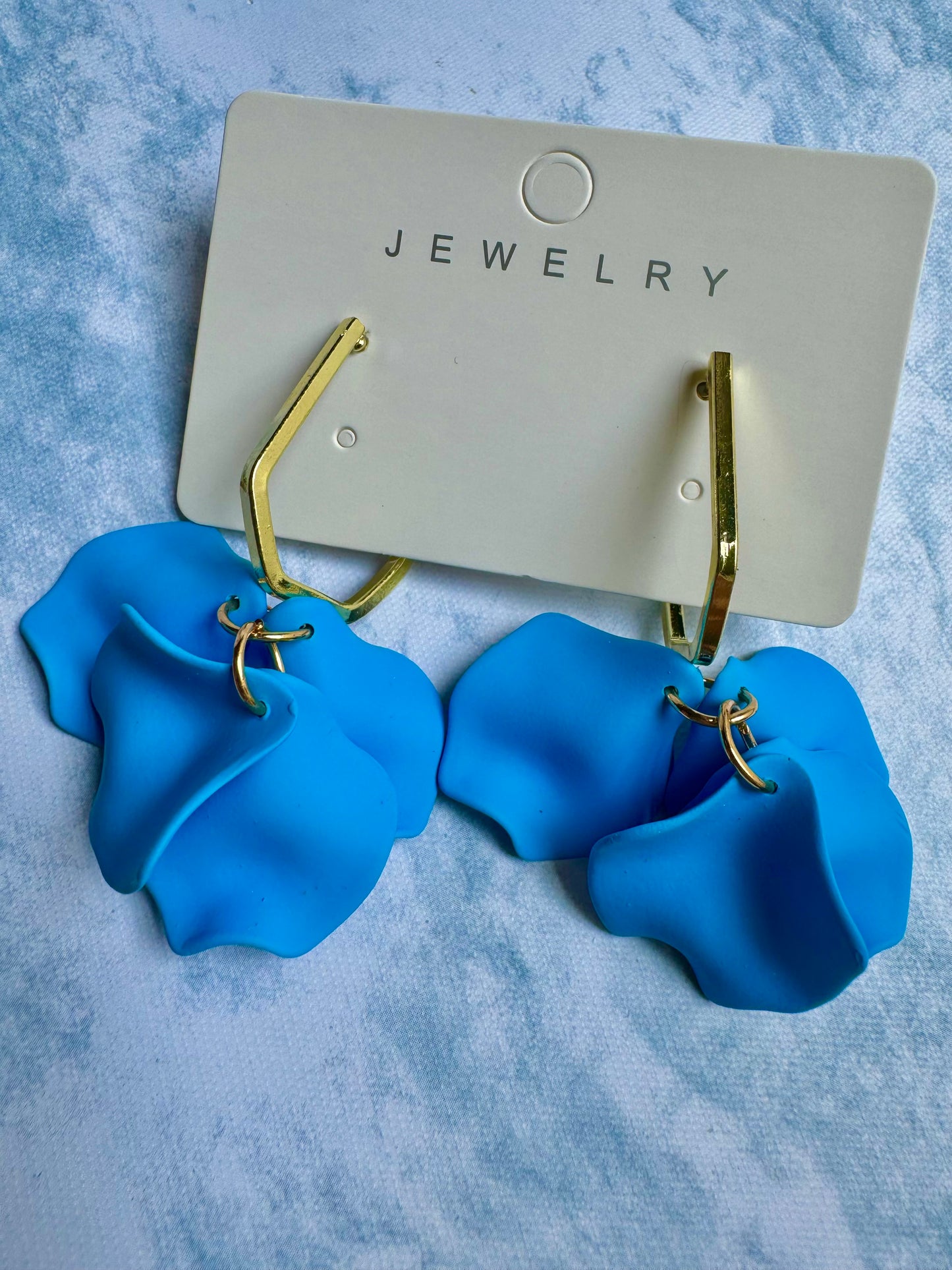 E1428A Aretes pétalos acrílico azul poste de plata 6.5 cm ligero