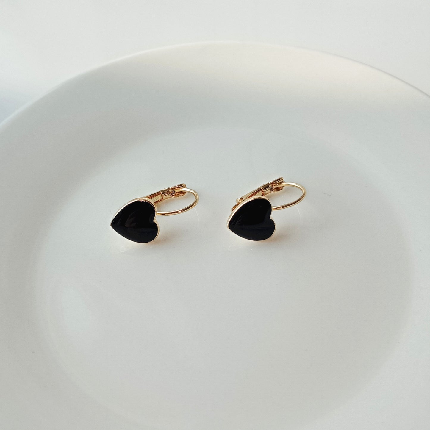 E2166N Aretes corazon negro chicos 2cm