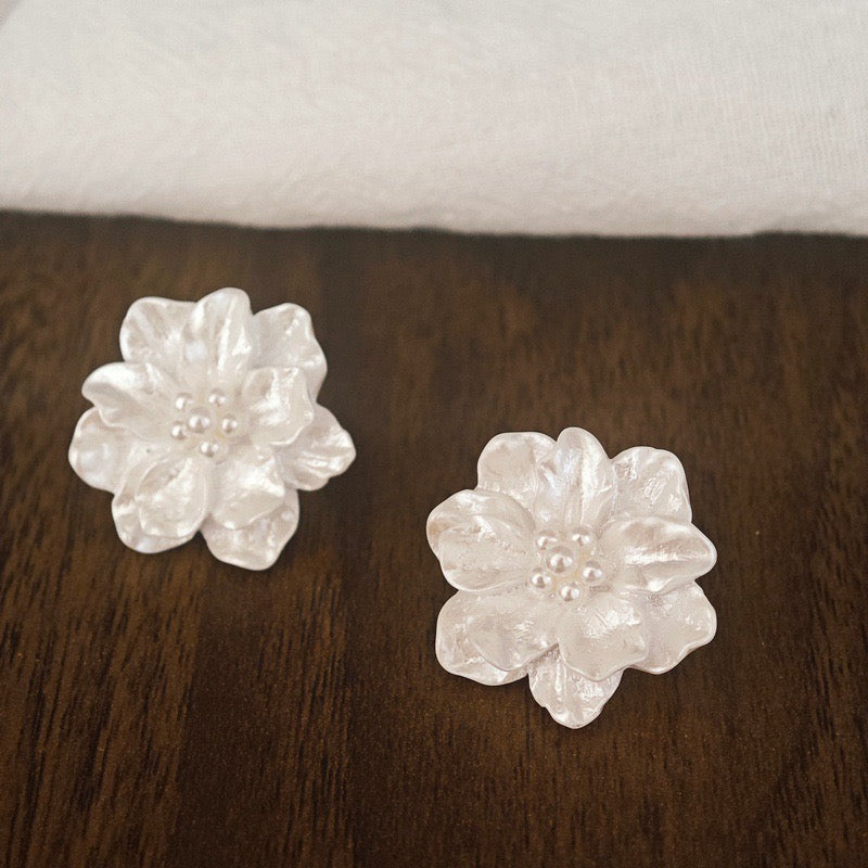 E4564 Aretes flor blanca aleacion 1.5cm