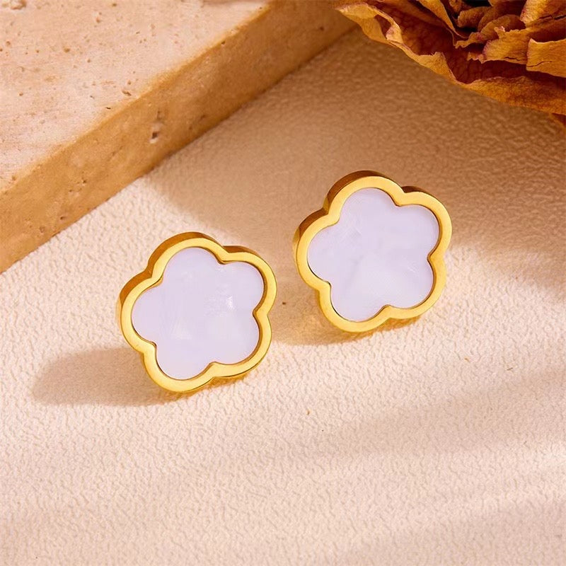 E4738 Aretes trébol blanco acero inoxidable chapado en oro de 18k 1cm