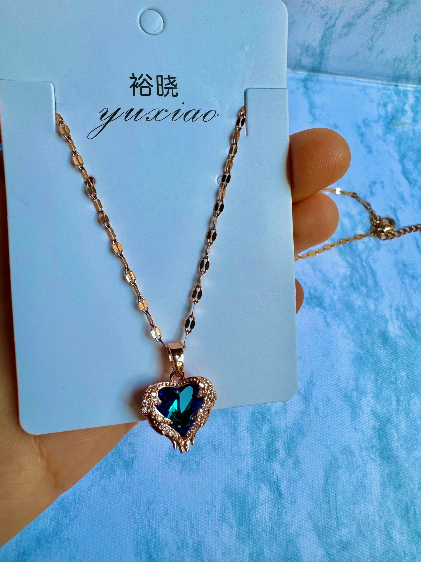 J311 collar corazón cristal acero titanio chapado en oro rosa largo 21.5cm