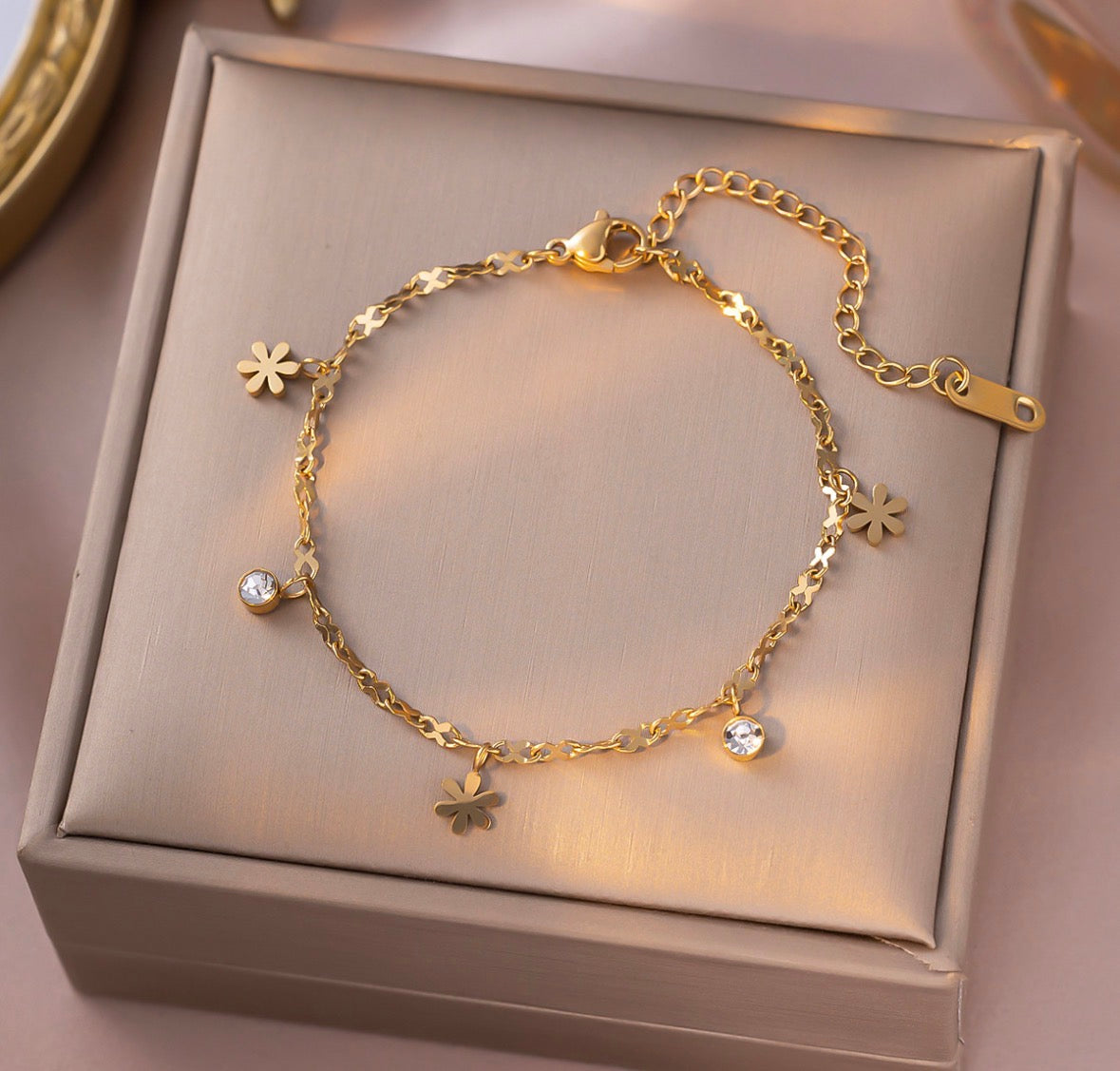 B898 Pulsera flores brillante dorada acero titanio 20cm