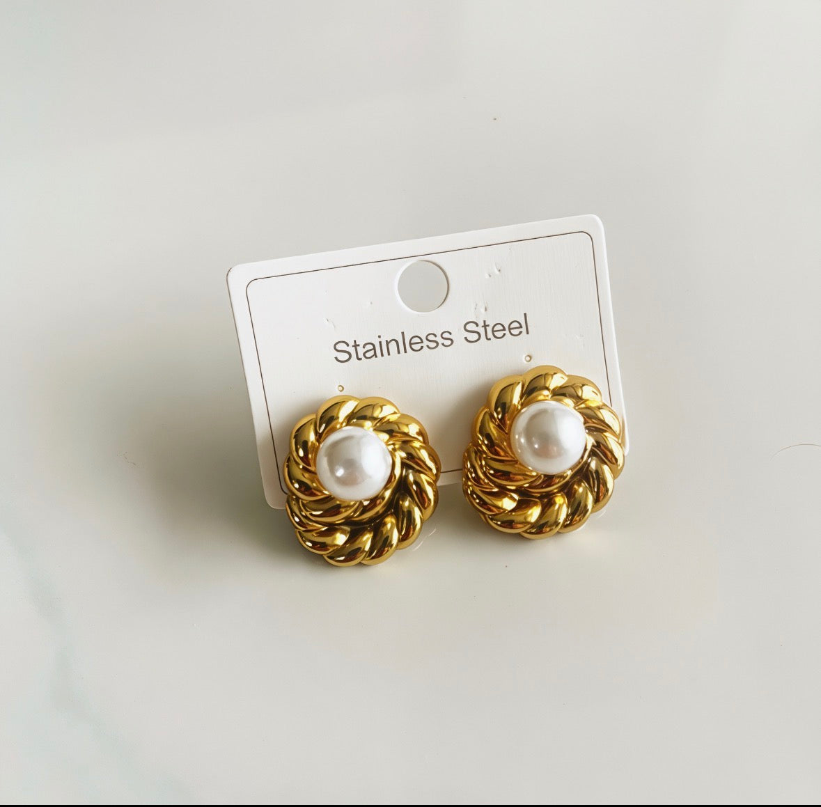 E5239 Aretes caracol perla dorado acero inoxidable 2cm