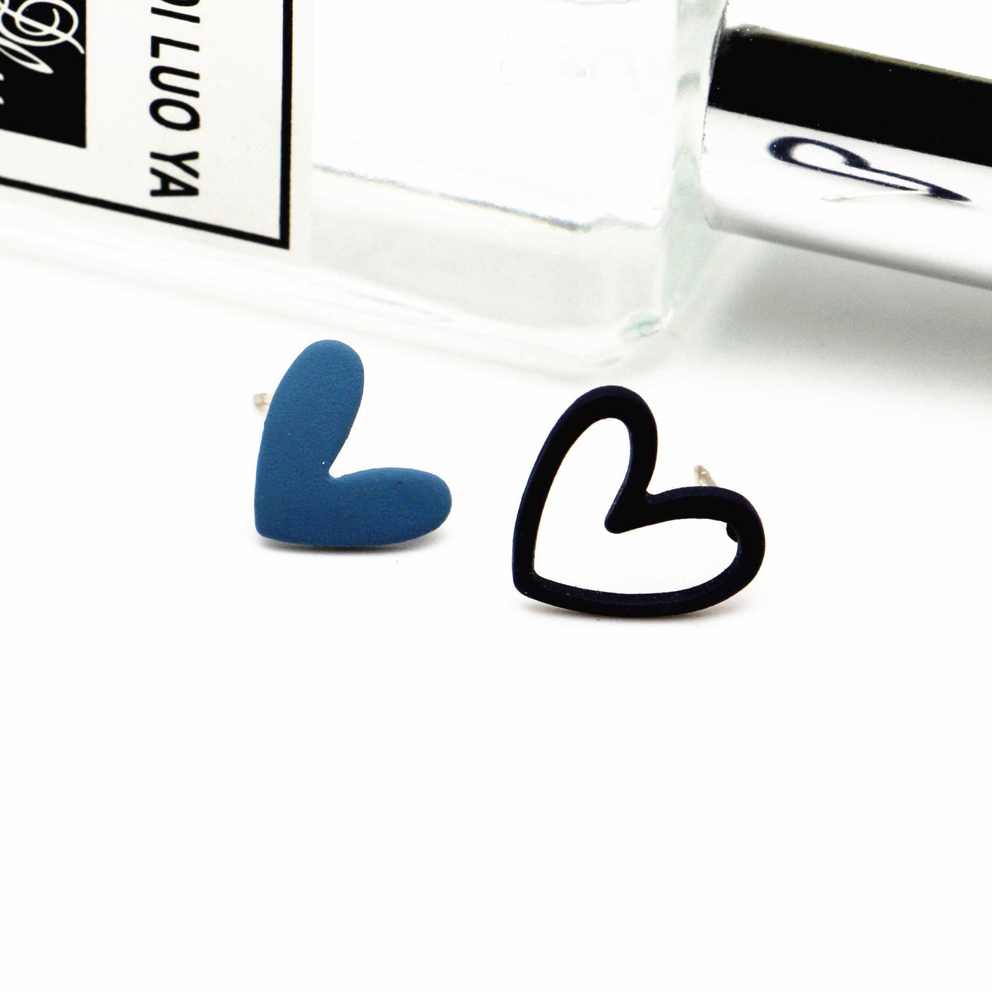 E2268A Aretes corazon asimetricos metal esmaltado poste de plata 1cm