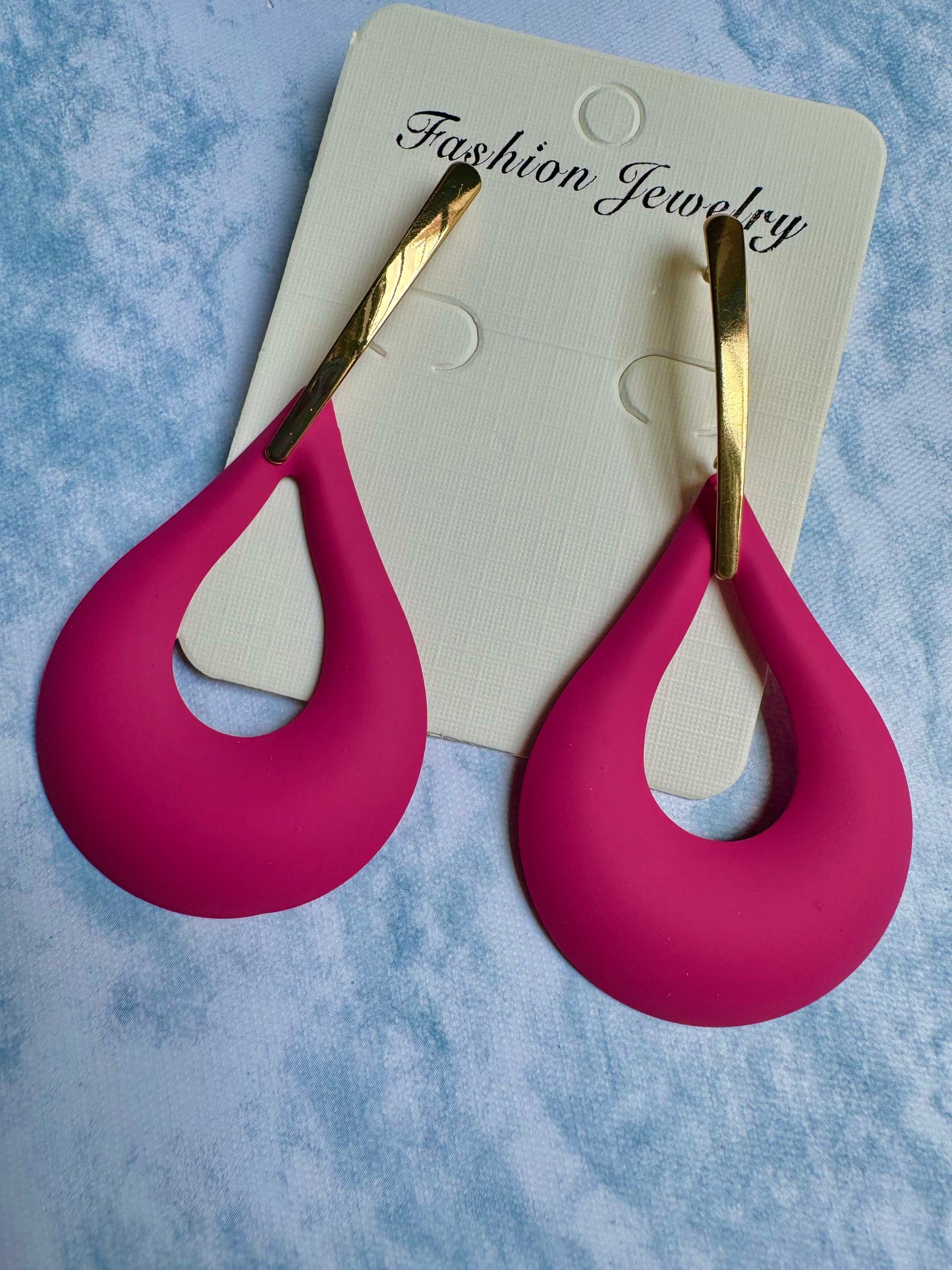 E1424 Aretes rosas gota aleación esmaltado 8cm
