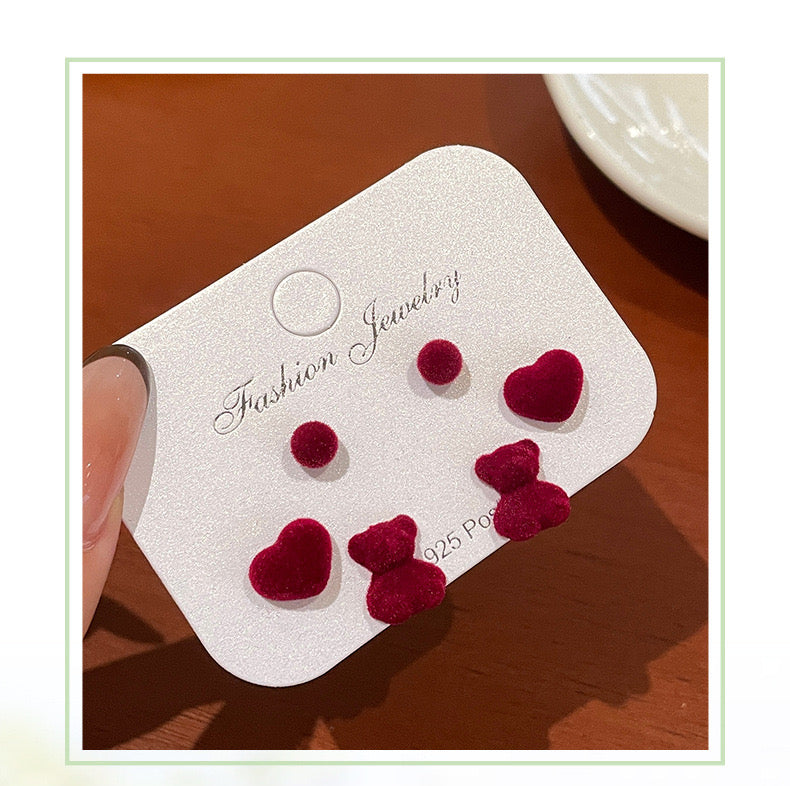E2678 Conjunto aretes oso corazon flocados incluye 3 pares 1cm