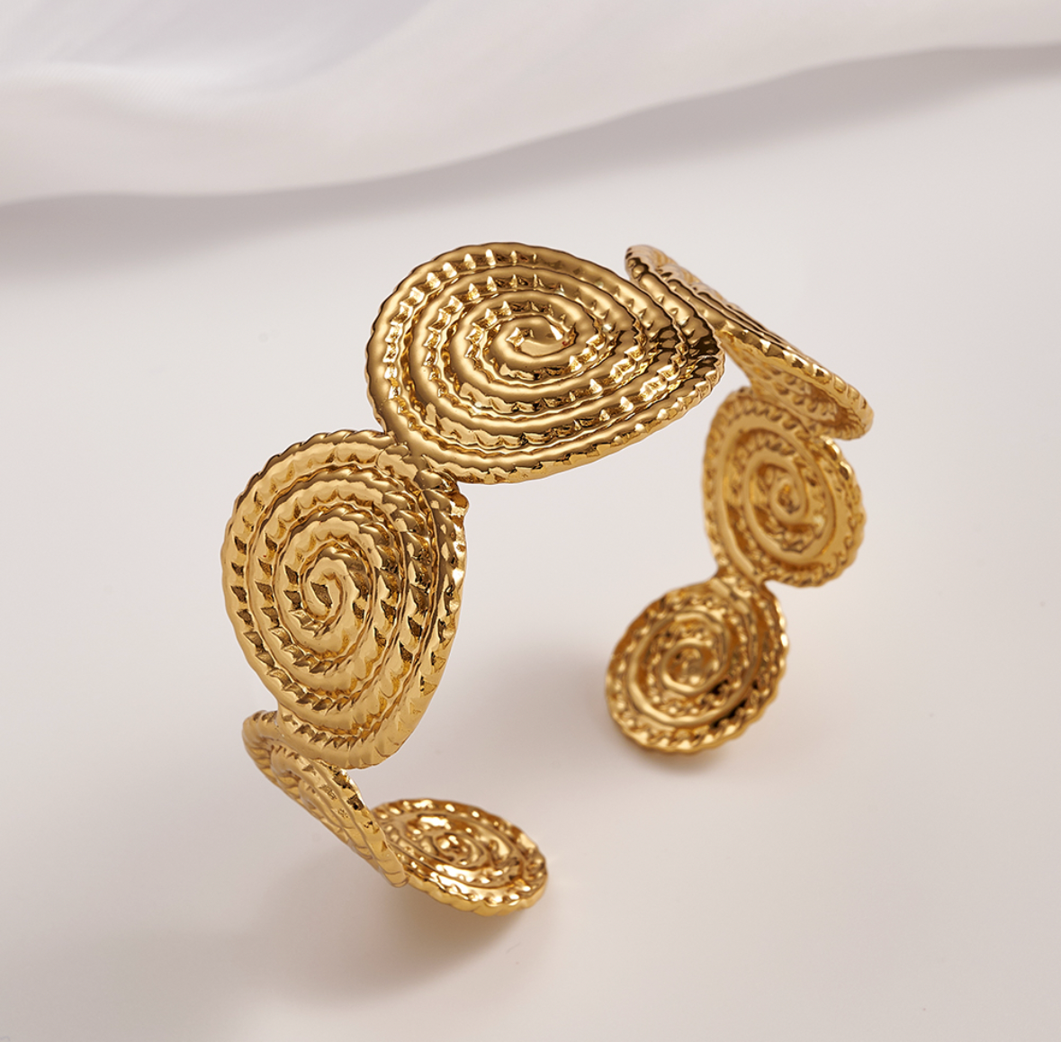 B600 Brazalete abierto dorado acero inoxidable