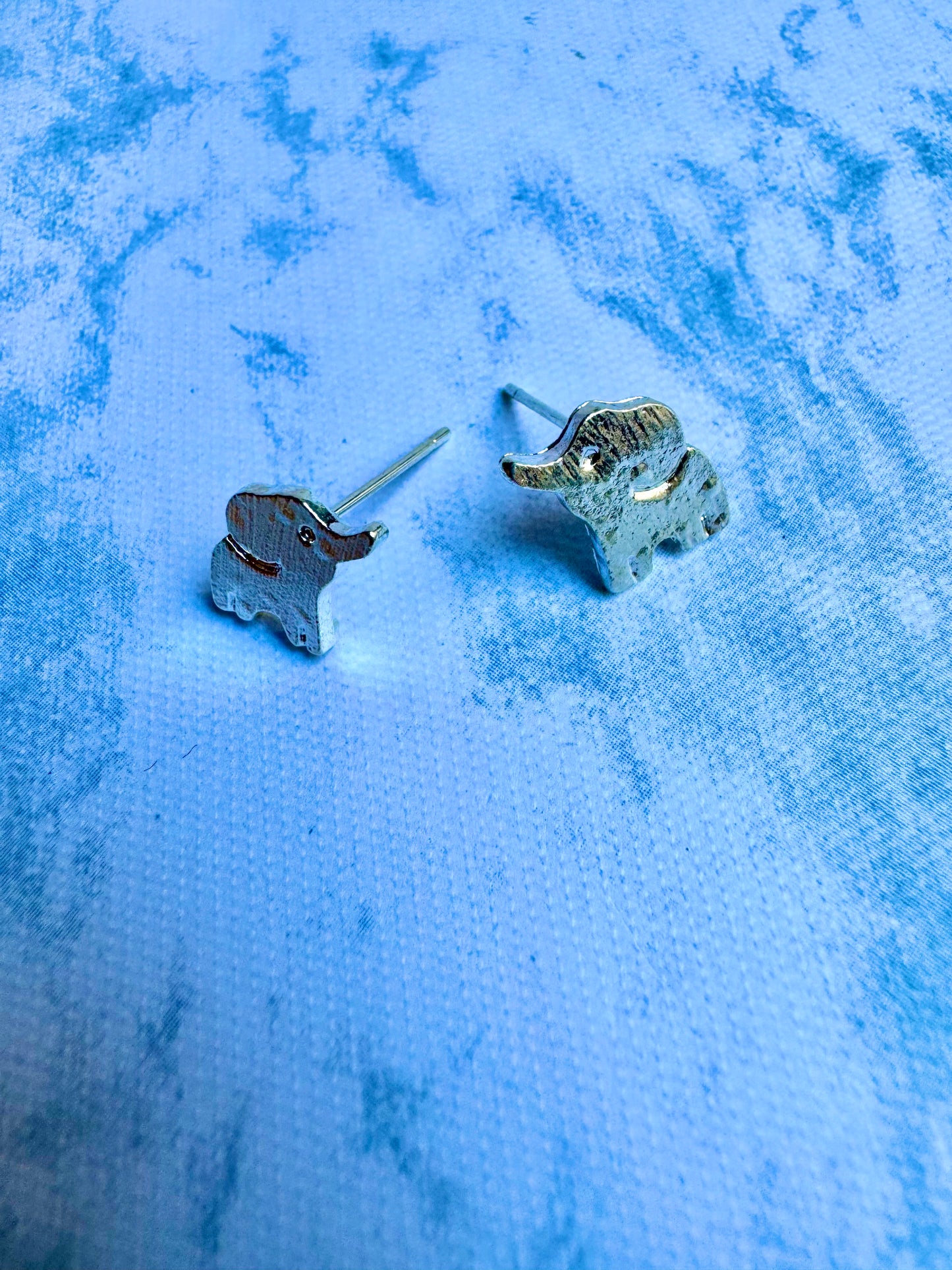 J115 Aretes Plateados Chicos Elefante