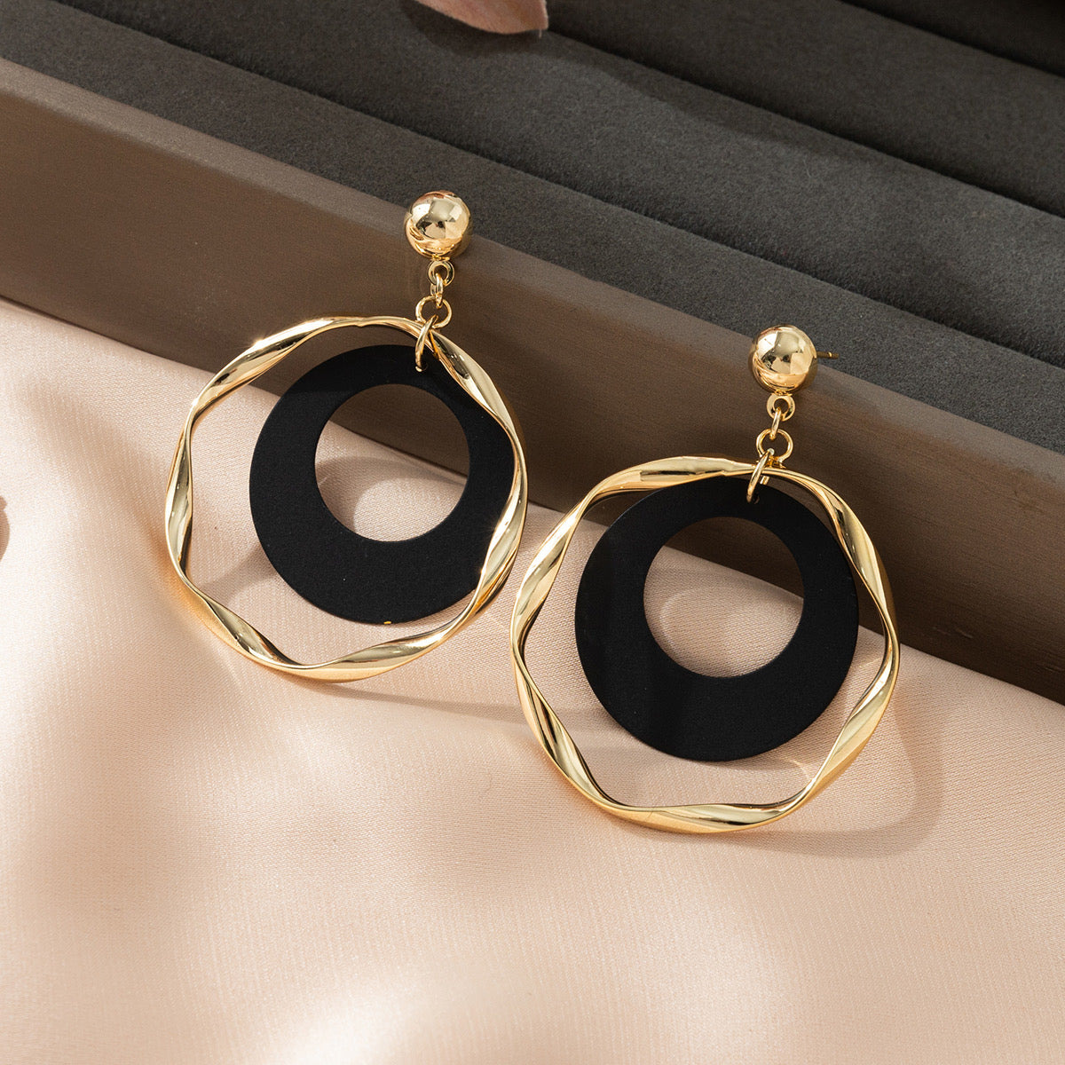 E4277 Arete aro dorado aro negro aleacion 4cm