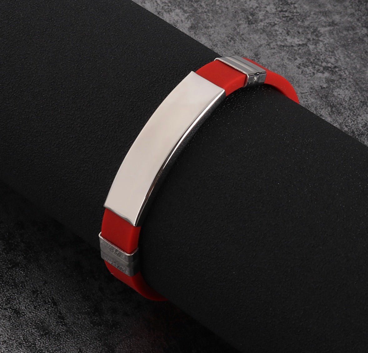 B746 brazalete rojo para hombre cuero sintetico acero de titanio