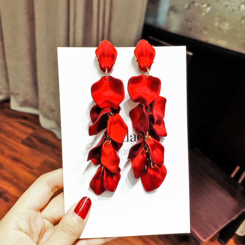 E4409 Aretes pétalos rojos colgantes aleacion 7.5cm