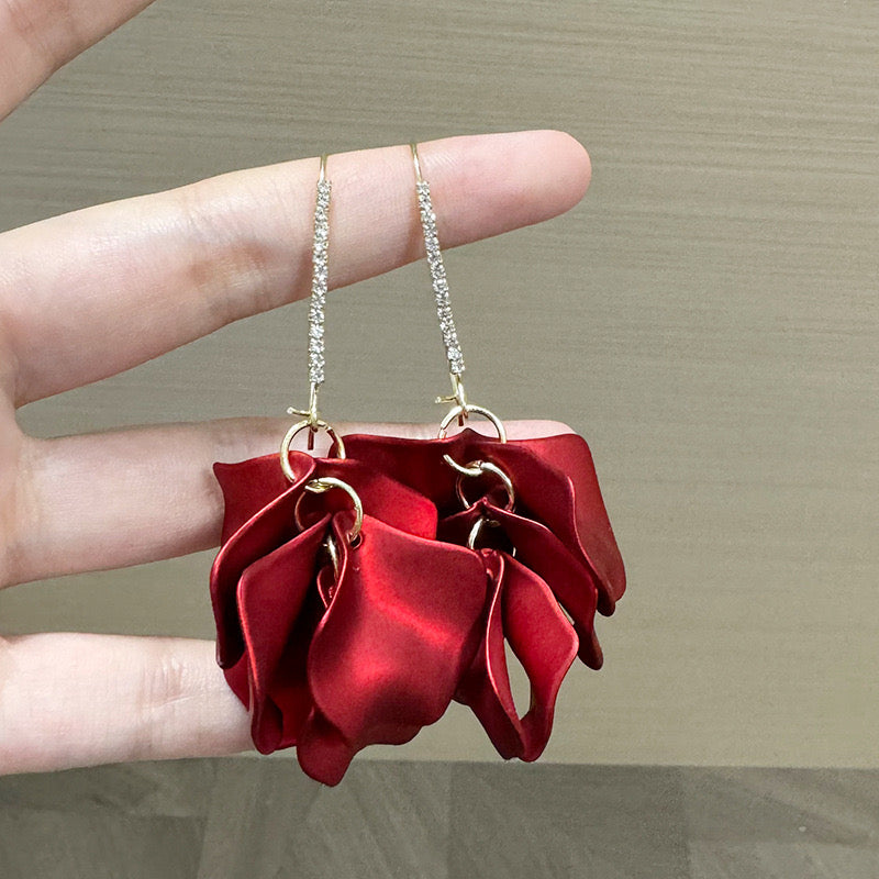 E5041 Aretes pétalos rojos colgante brillante aleacion 6cm