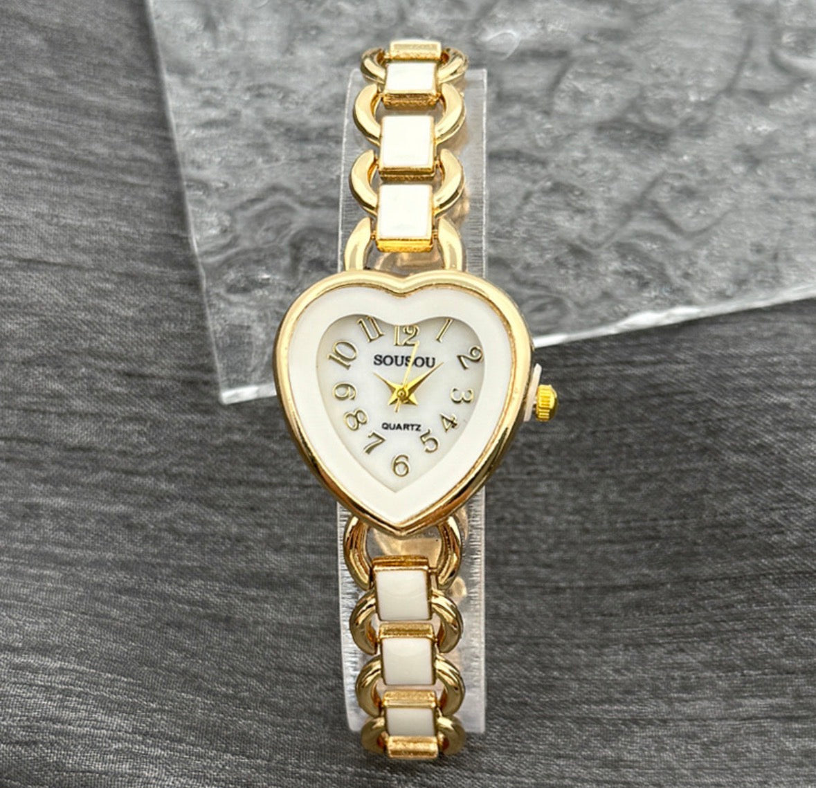 R165 reloj corazón dorado hebilla de cuarzo para mujer