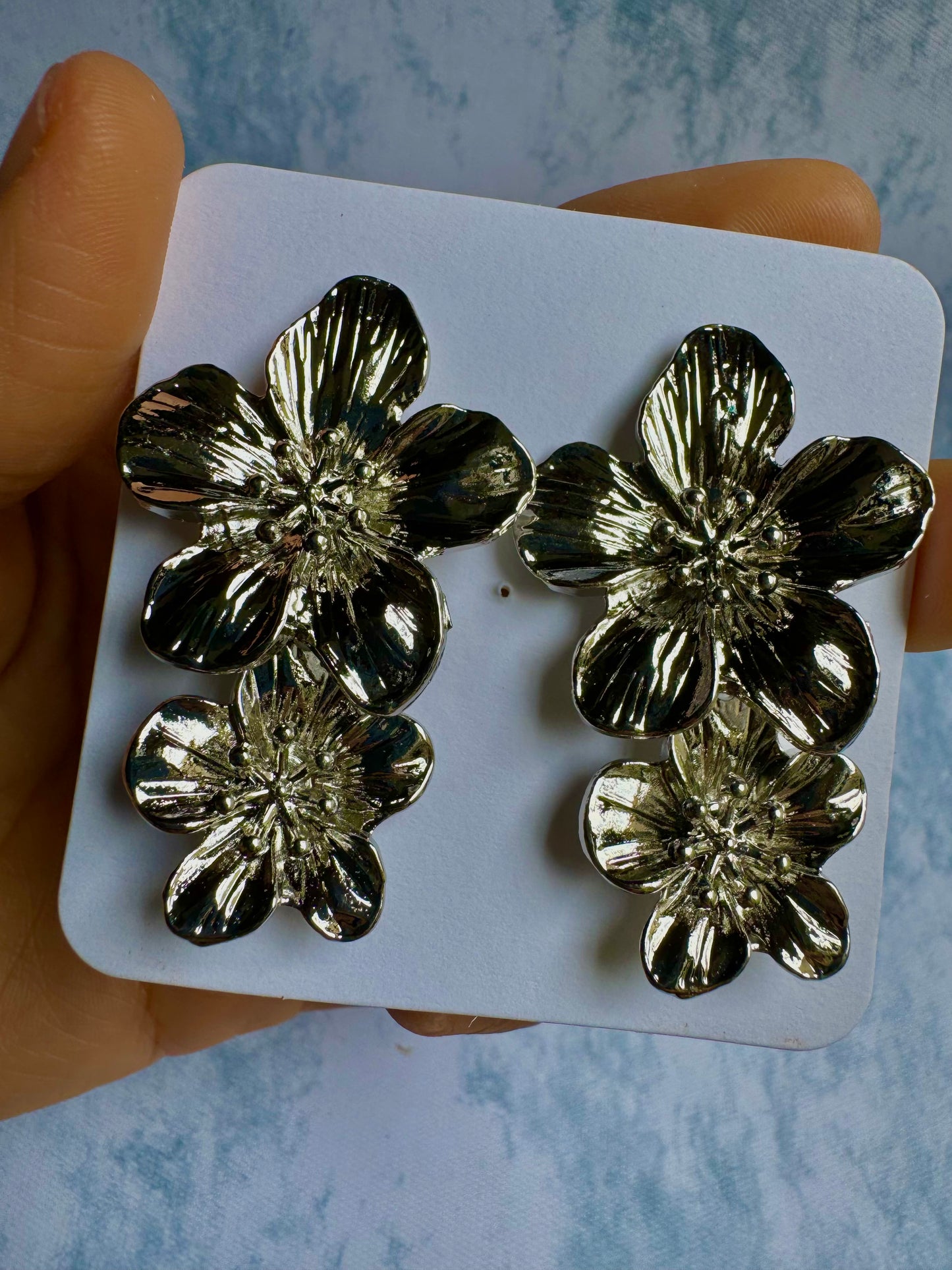 E425 Aretes flor plateada enchapado 4 cm