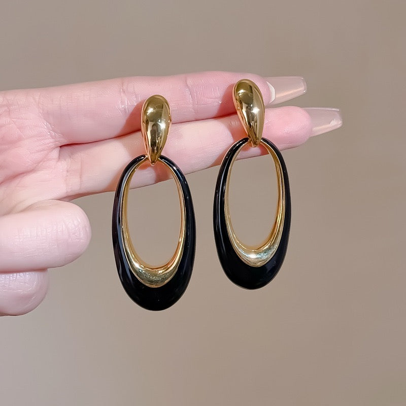E5763 Aretes ovalo negro dorado 6cm aleacion